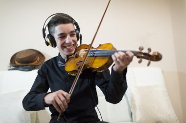 Bir keman çalmaya teen