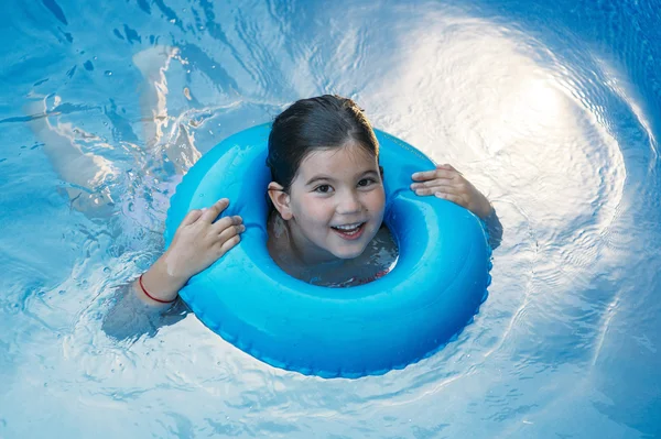 Niña en la piscina con flotador —  Fotos de Stock