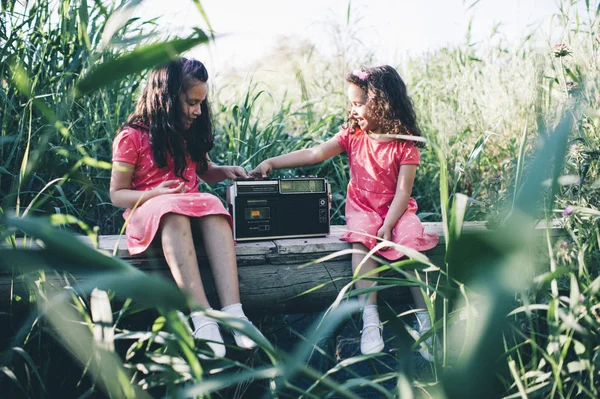 Niñas felices jugando en el parque — Foto de Stock