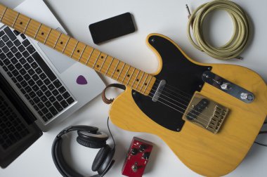 adam kendini evde gitar çalmayı öğretmek