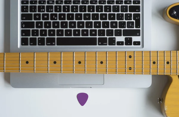 Elecrica maszt gitara z laptopa — Zdjęcie stockowe