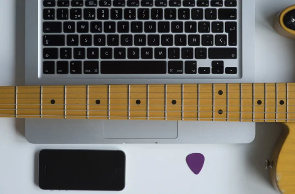 Guitarra mástil elecrica con portátil — Foto de Stock