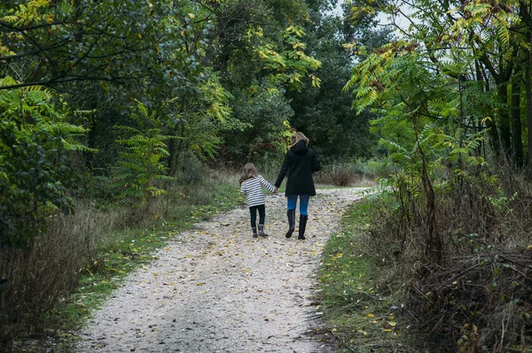 Madre caminando con hija en el campo — Foto de Stock