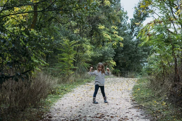 Niña feliz al aire libre — Foto de Stock