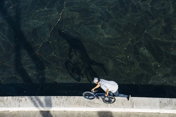 Muž bmx akrobatické číslo silueta — Stock fotografie