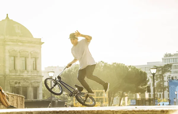 Muž bmx akrobatické číslo silueta — Stock fotografie