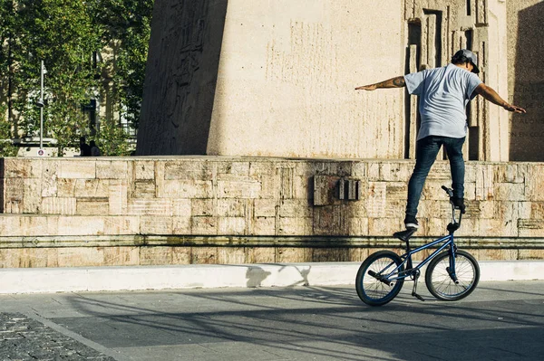 Férfi bmx akrobatikus ábra sziluett — Stock Fotó