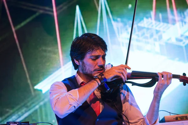 Violinist playing the electric violin concert — Stock Photo, Image