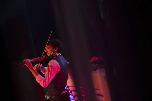 Violinist playing the electric violin concert — Stock Photo, Image