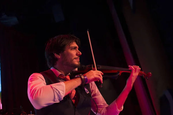 Violinist playing the electric violin concert — Stock Photo, Image