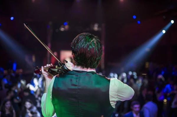 Violinist playing the electric violin concert — Stock Photo, Image