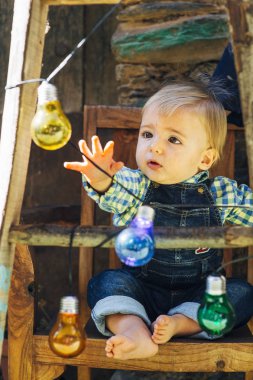 Bebek ile renkli ışıklar yalınayak