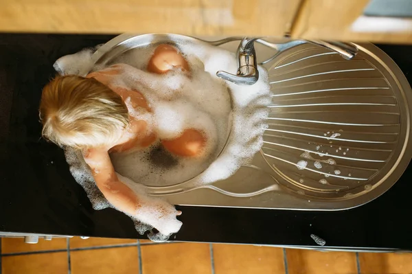 Bebé bañándose en el fregadero —  Fotos de Stock