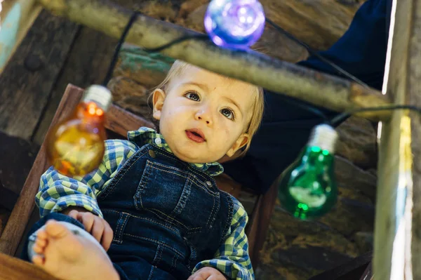 Bebê descalço com luzes coloridas — Fotografia de Stock