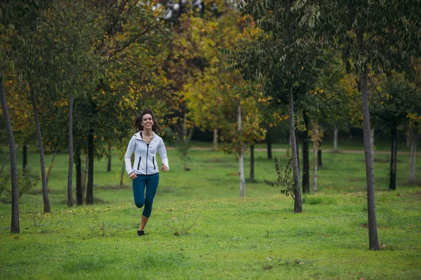 Mujer practicando correr en el parque — Foto de Stock