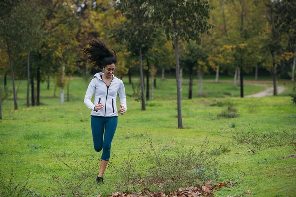 Woman practicing running in the park — Stock Photo, Image