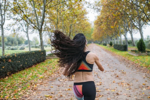 Mulher praticando corrida no parque — Fotografia de Stock