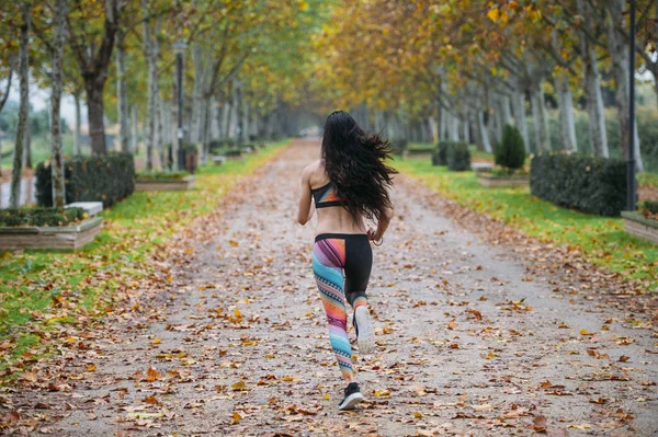 Женщина, практикующая бег в парке — стоковое фото