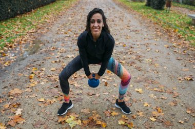 kadın parkta kettlebell pratik