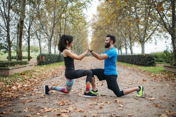 Personal trainer in the park — Stock Photo, Image