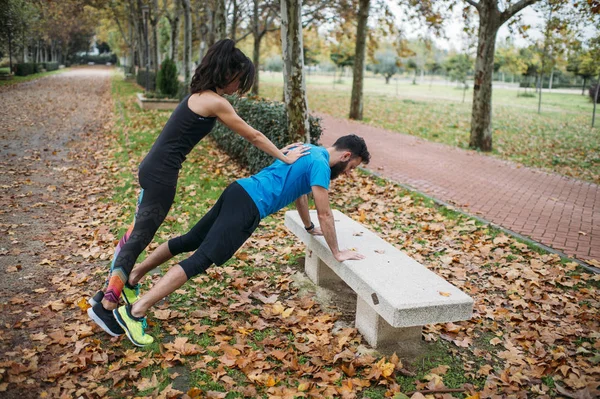 Personal trainer nel parco — Foto Stock