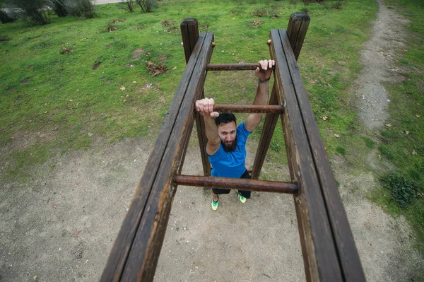 Bärtiger Mann treibt Sport im Park — Stockfoto