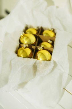 Noel baubles altın altı