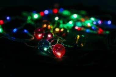 Karanlıkta parlayan Noel ışıkları