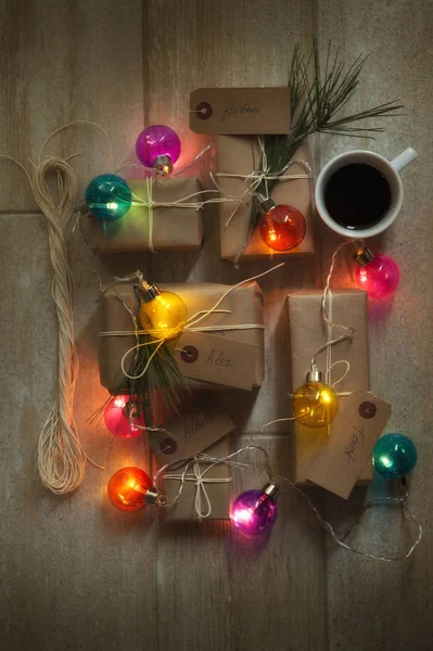 체인, 조명과 커피 한 잔과 함께 휴일 선물 포장 — 스톡 사진