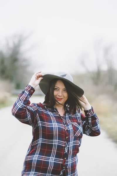 Retrato de chica gordita con sombrero en el campo — Foto de Stock