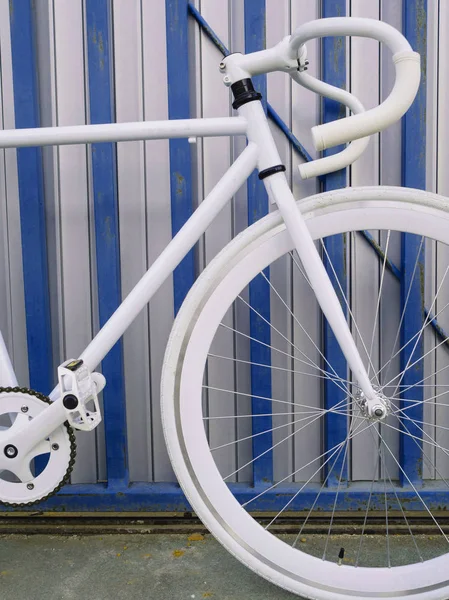 Weißes Fahrrad der Stadt mit festem Gang an weißer und blauer Wand. — Stockfoto