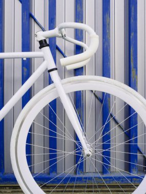 Beyaz Şehir sabit vites bisiklet beyaz ve mavi duvar.