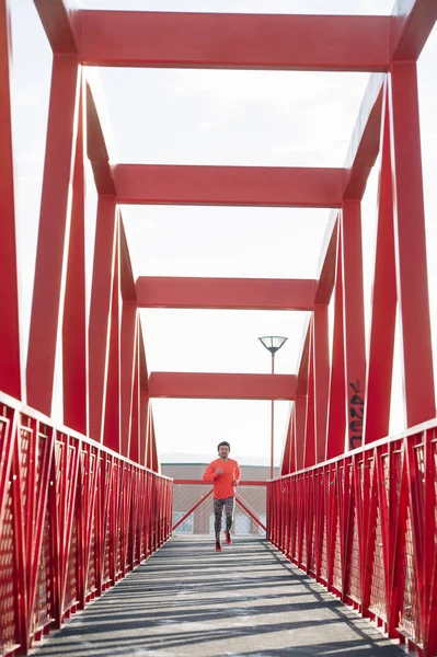 Mladý chlapec běží na konci mostu — Stock fotografie