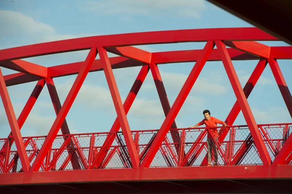 Young boy leaning on the bridge — Stock Photo, Image