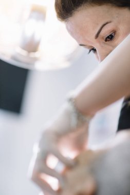 Diş hekimleri diş bir müdahale sırasında bir hastayla.