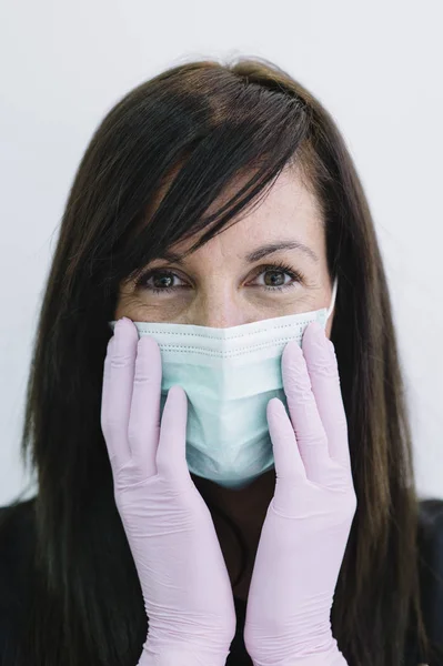 Femme portrait médecin avec gants roses — Photo