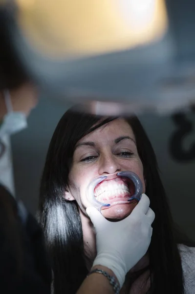 Dokter gigi dengan pasien selama intervensi gigi . — Stok Foto