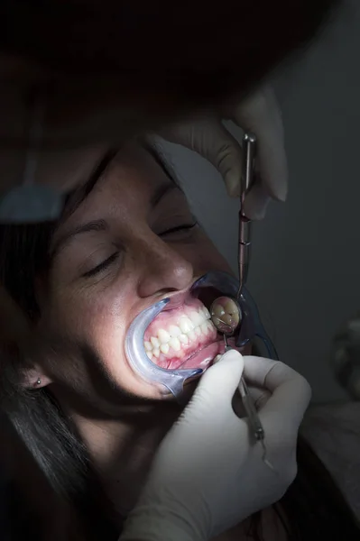 Dokter gigi dengan pasien selama intervensi gigi . — Stok Foto