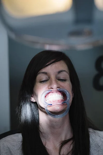Tandartsen met een patiënt tijdens een tandheelkundige ingreep. — Stockfoto