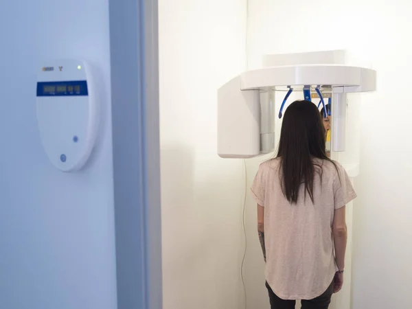 Paciente mujer haciendo los dientes panorámicos rayos X — Foto de Stock