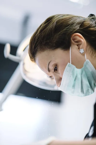 Dentistes avec un patient lors d'une intervention dentaire . — Photo