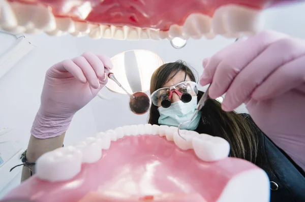 Dentista examinando los dientes del paciente, Vista interior de la boca . —  Fotos de Stock