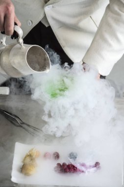  Barmen meyve kokteyli kuru buz ile yapıyor 