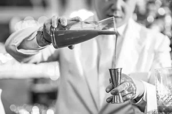 Barman chino está haciendo cóctel en el club nocturno . — Foto de Stock