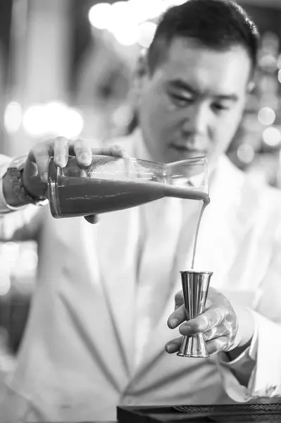 Chinese Barman is making cocktail at night club. — Stock Photo, Image