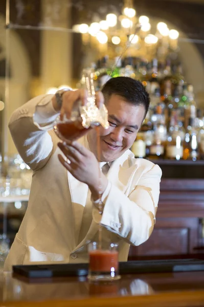 Barman chino está haciendo cóctel en el club nocturno . — Foto de Stock