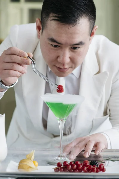 Barman chino está haciendo cóctel de frutas con hielo seco — Foto de Stock