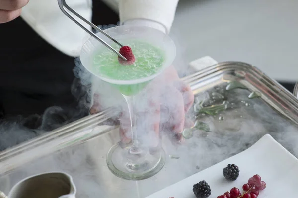 Barman está haciendo cóctel de frutas con hielo seco — Foto de Stock