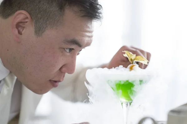 Barman chino está haciendo cóctel de frutas con hielo seco — Foto de Stock