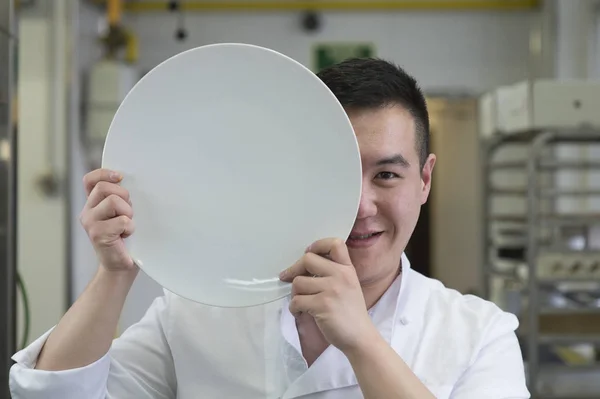 Os chineses cozinham com a placa na frente do rosto — Fotografia de Stock